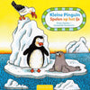 Kleiner Pinguin spielt auf dem Eis. 1+