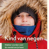 Kind von neun Erwachsenen