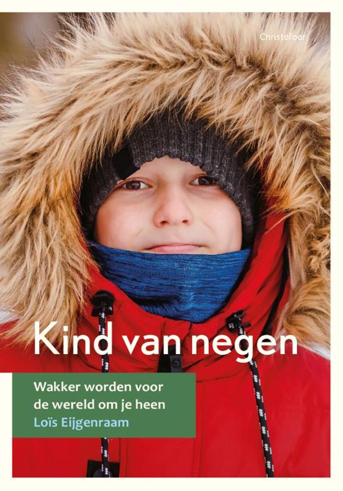 Kind von neun Erwachsenen