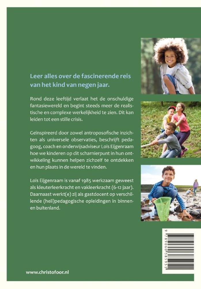 Kind von neun Erwachsenen