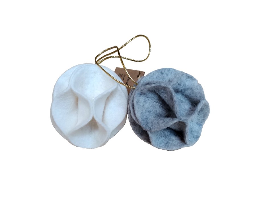 Blaue Weihnachtsschmuck fühlte sich weiß und grau an