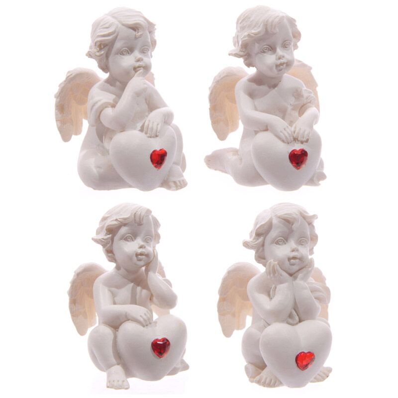 Weißer Cherub sitzt mit Edelstein roten Herzens