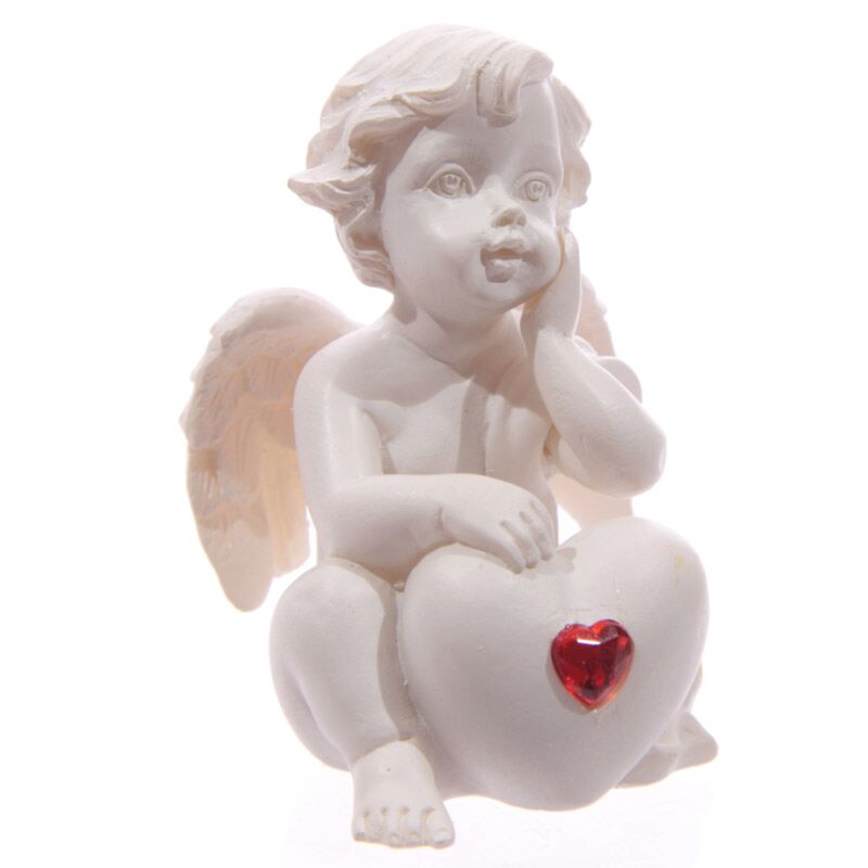 Weißer Cherub sitzt mit Edelstein roten Herzens