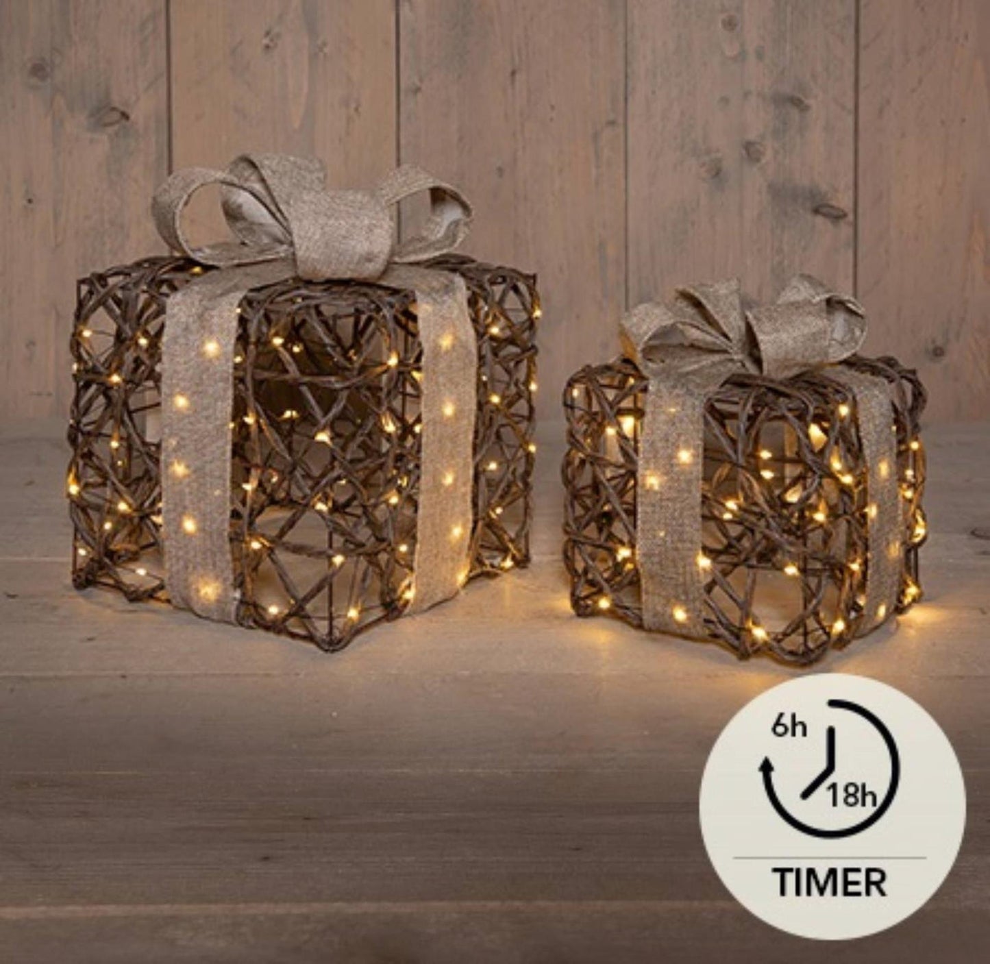 Anna's Collection beleuchtete Geschenkboxen, 2er-Set, 50 LEDs, klassisch warm, 15 x 15 x 17 cm, 20 x 20 x 23 cm, funktioniert mit 3xAA-Batterien mit Timer