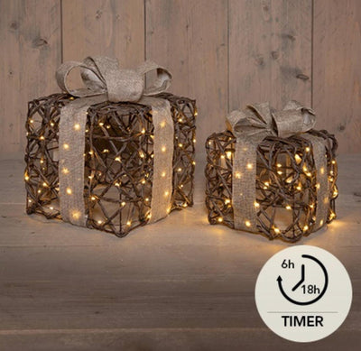 Anna's Collection beleuchtete Geschenkboxen, 2er-Set, 50 LEDs, klassisch warm, 15 x 15 x 17 cm, 20 x 20 x 23 cm, funktioniert mit 3xAA-Batterien mit Timer
