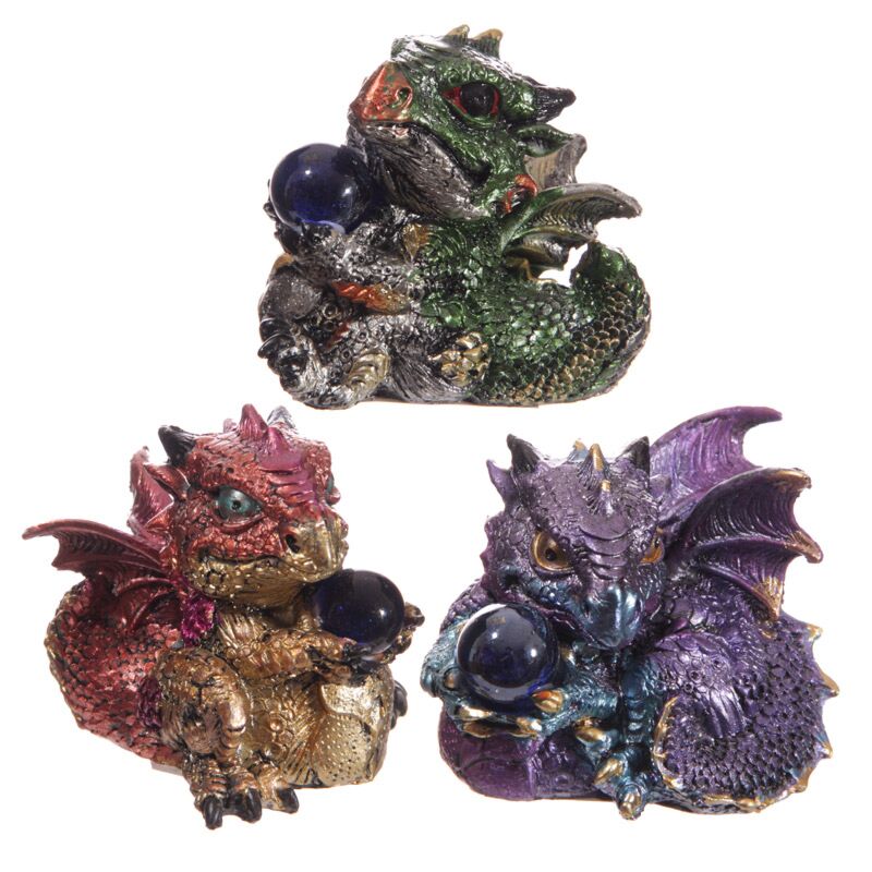 Süßer Babydrache mit Kristallkugel