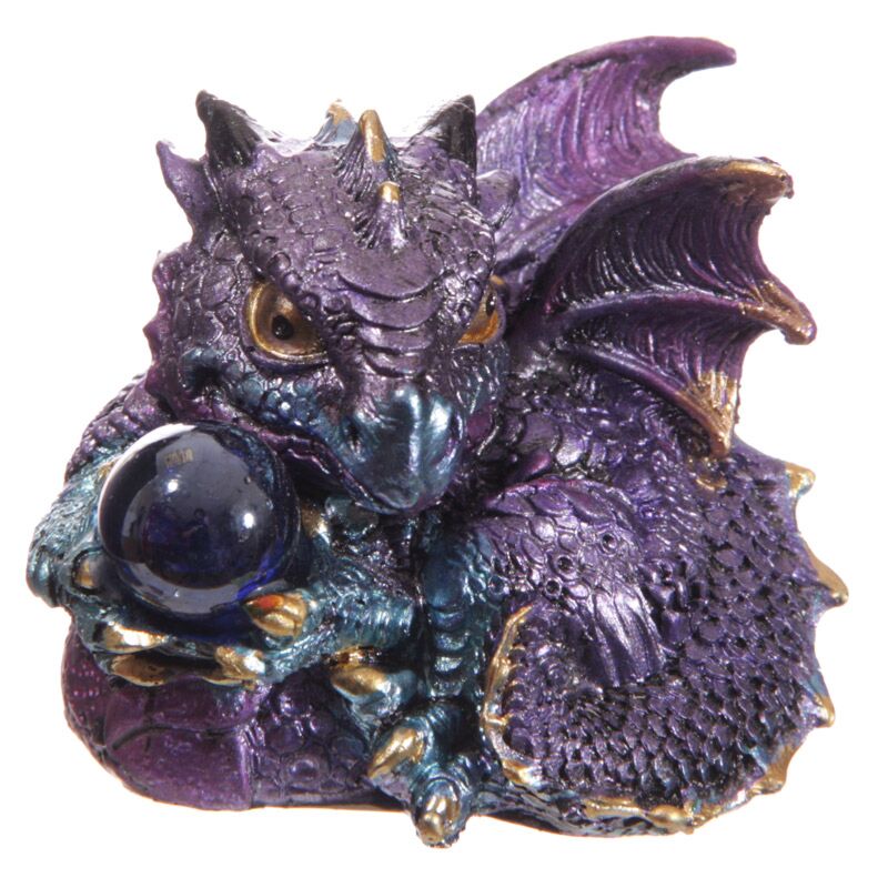 Süßer Babydrache mit Kristallkugel