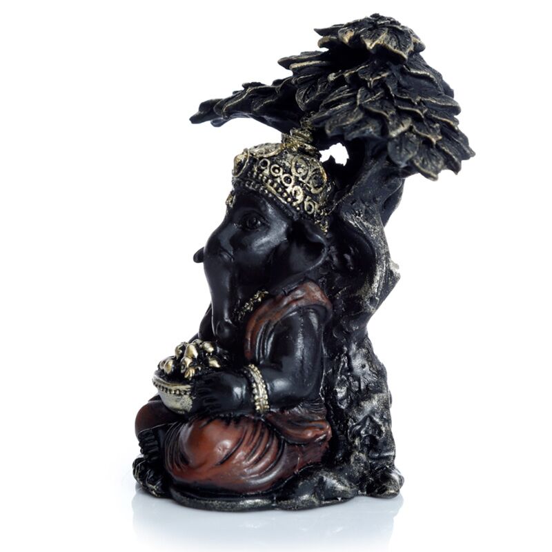 Schwarzes Gold Ganesh sitzt unter Baum
