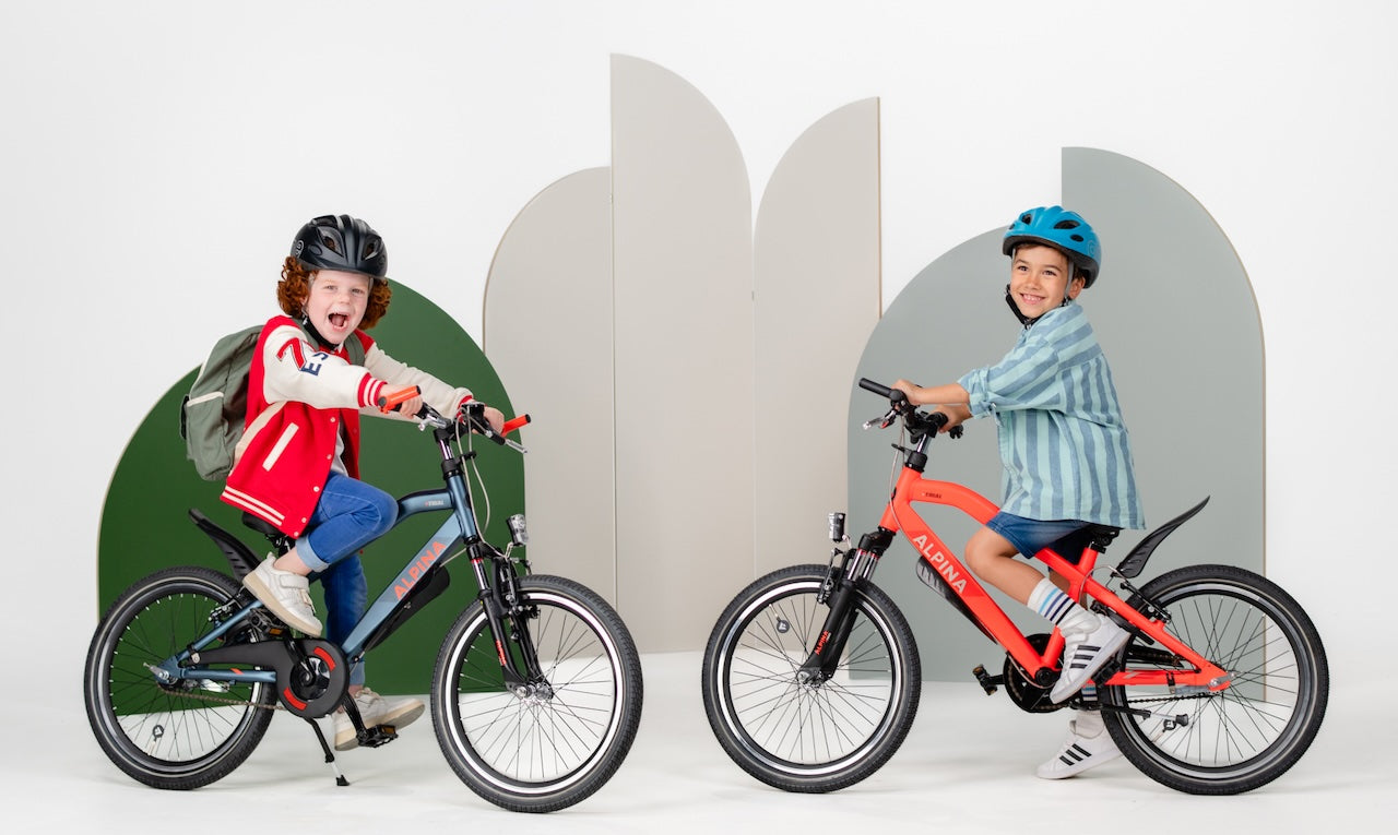 Kinder fahren draußen mit Fahrradzubehör von Fietsaccessoires.nl