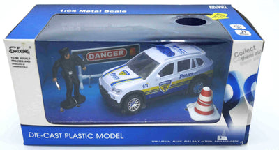 Jonotoys, die das Polizeiauto mit Soundagenten und Tellern besetzen