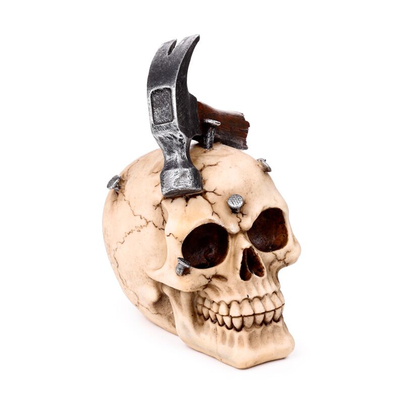 Totenkopf mit Hammernägeln