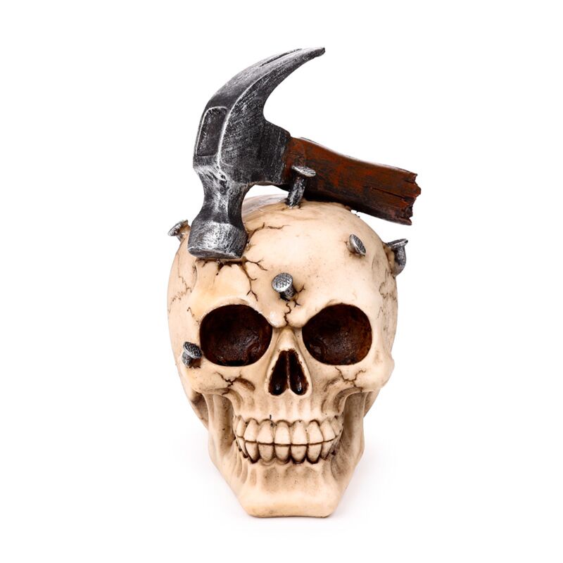 Totenkopf mit Hammernägeln