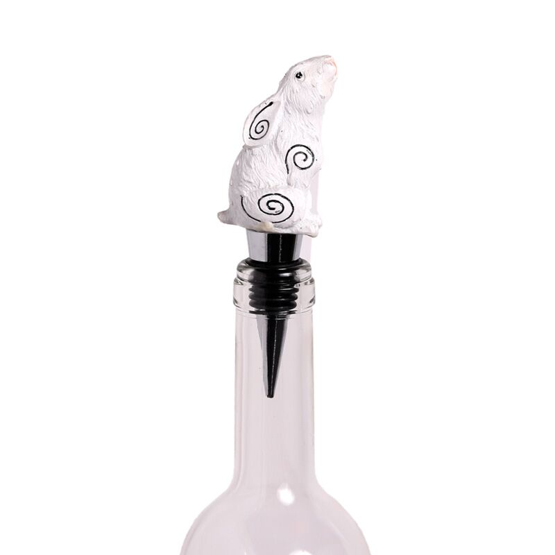 Mond, der ihre Mondhase -Flasche blickt