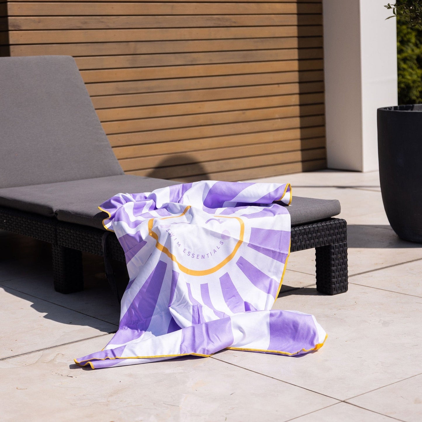 Glücklicher Sonnenschein | Lila weißes Mikrofasel -Handtuch 135 x 65 cm