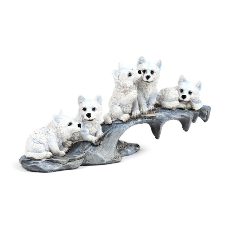 Wolf Welpen spielen auf Rock