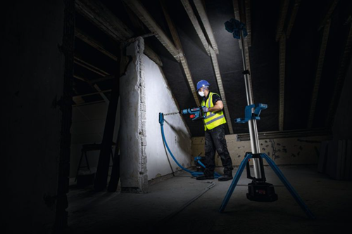 Bosch Blue GLT 18V-5000 professionelle Baulampe mit integriertem Stab – 06019P5000