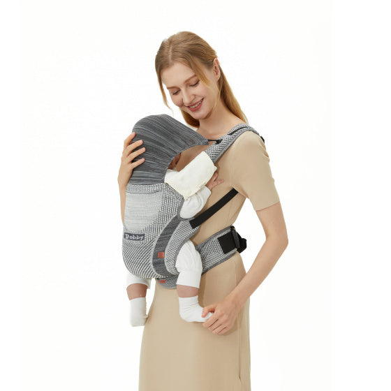 Chipolino Bobby Ergonomische Babytrage mit Kapuzenfliegen mehrfarbig