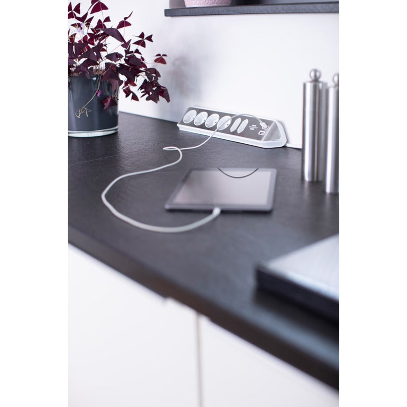 Brennenstuhl Estilo Eckstop Kontakt 4mal mit USB-Ladefunktion