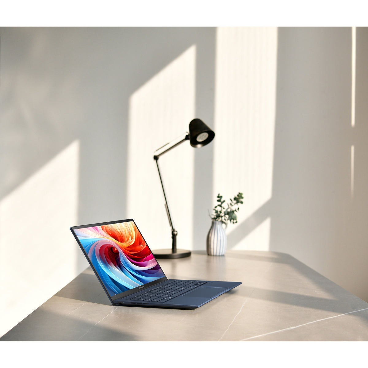 Asus ZenBook 14 OLED UX3405ca-QD012W 14 Laptop (Blau | Core Ultra 7 255h | Arc 140t | 32 GB | 1 TB SSD)
