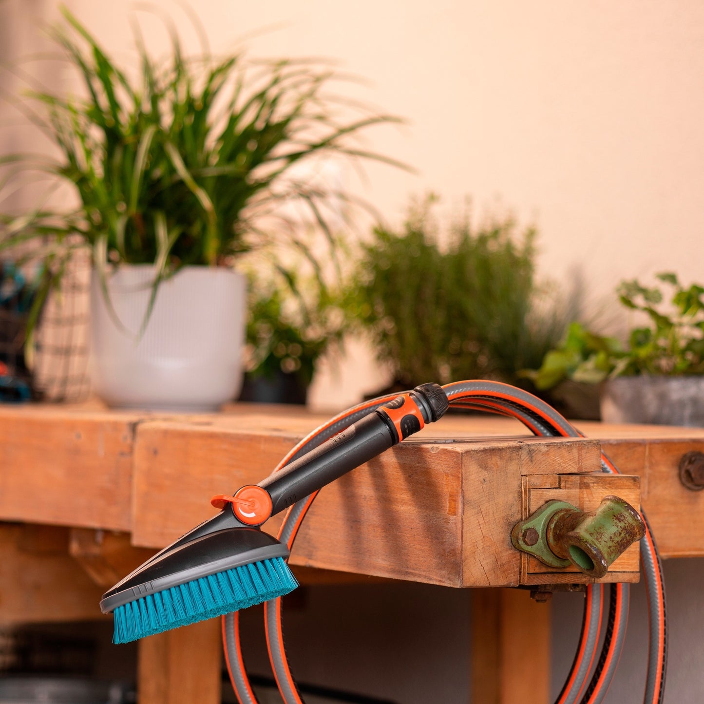 Gardena Clean System Handbrush M hart, mit Schlauchverbindung
