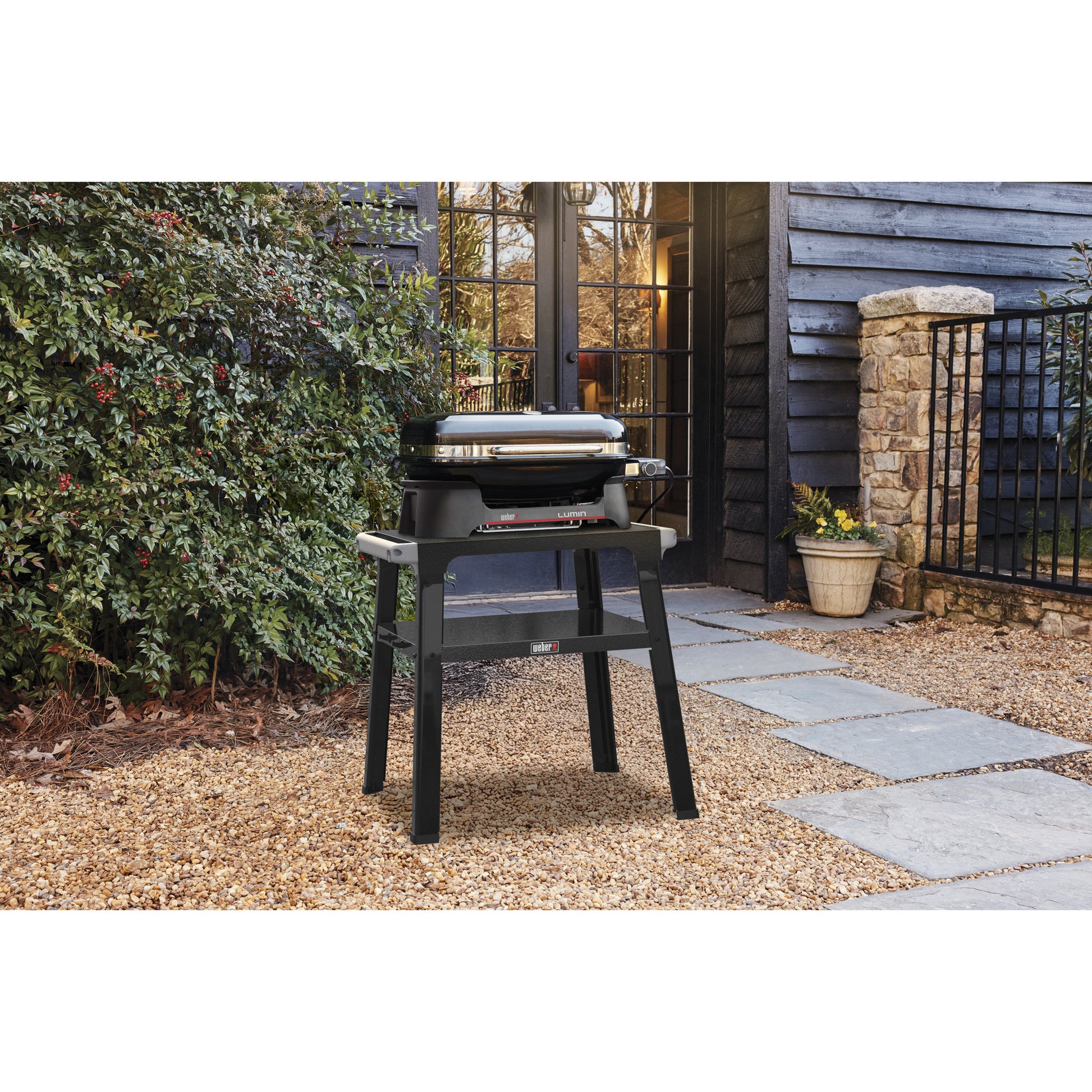 Weber Lumin Compact Outdoor-Elektrogrill mit Sockel (schwarz, 4 bis 6 Personen, Grillfläche 1561 cm²)