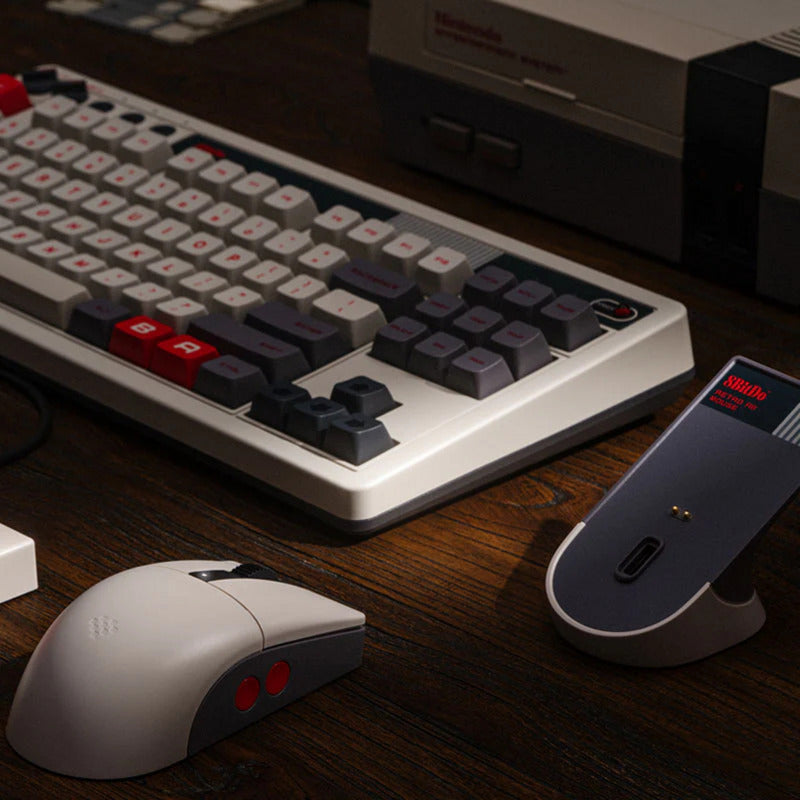 8bitdo Retro R8 Maus – N Edition (Grau Rot, 50 – 26000 dpi, Bluetooth USB-C 2,4 GHz)