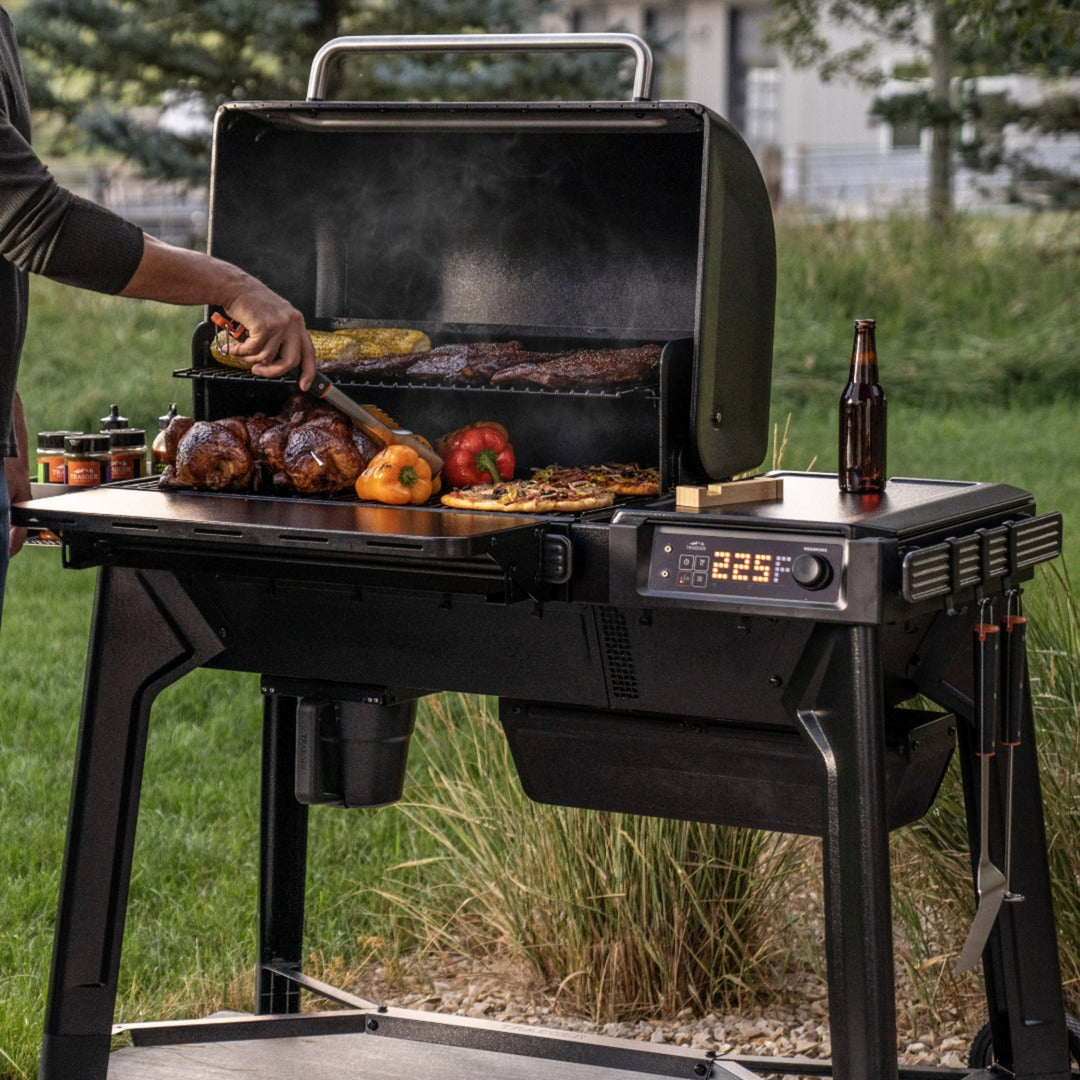 Traeger Woodridge Pelletgrill (schwarz, WLAN)