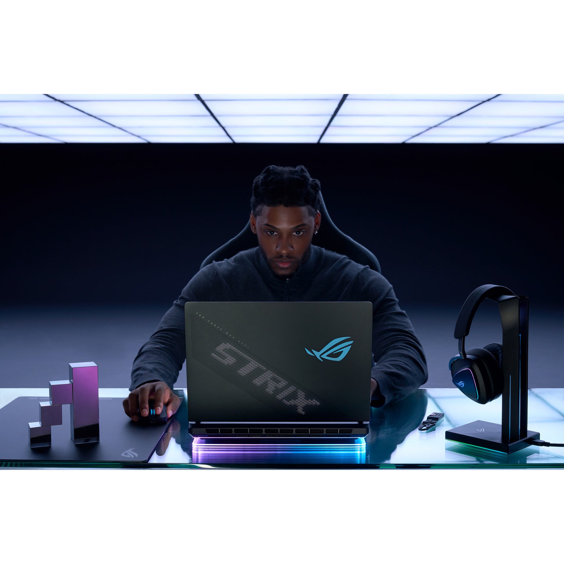 Asus ROG Strix Scar 18 G835LX-SA012W 18 Gaming-Laptop (Schwarz | Core Ultra 9 275HX | RTX 5090 | 64 GB | 4 TB SSD | 240 Hz)