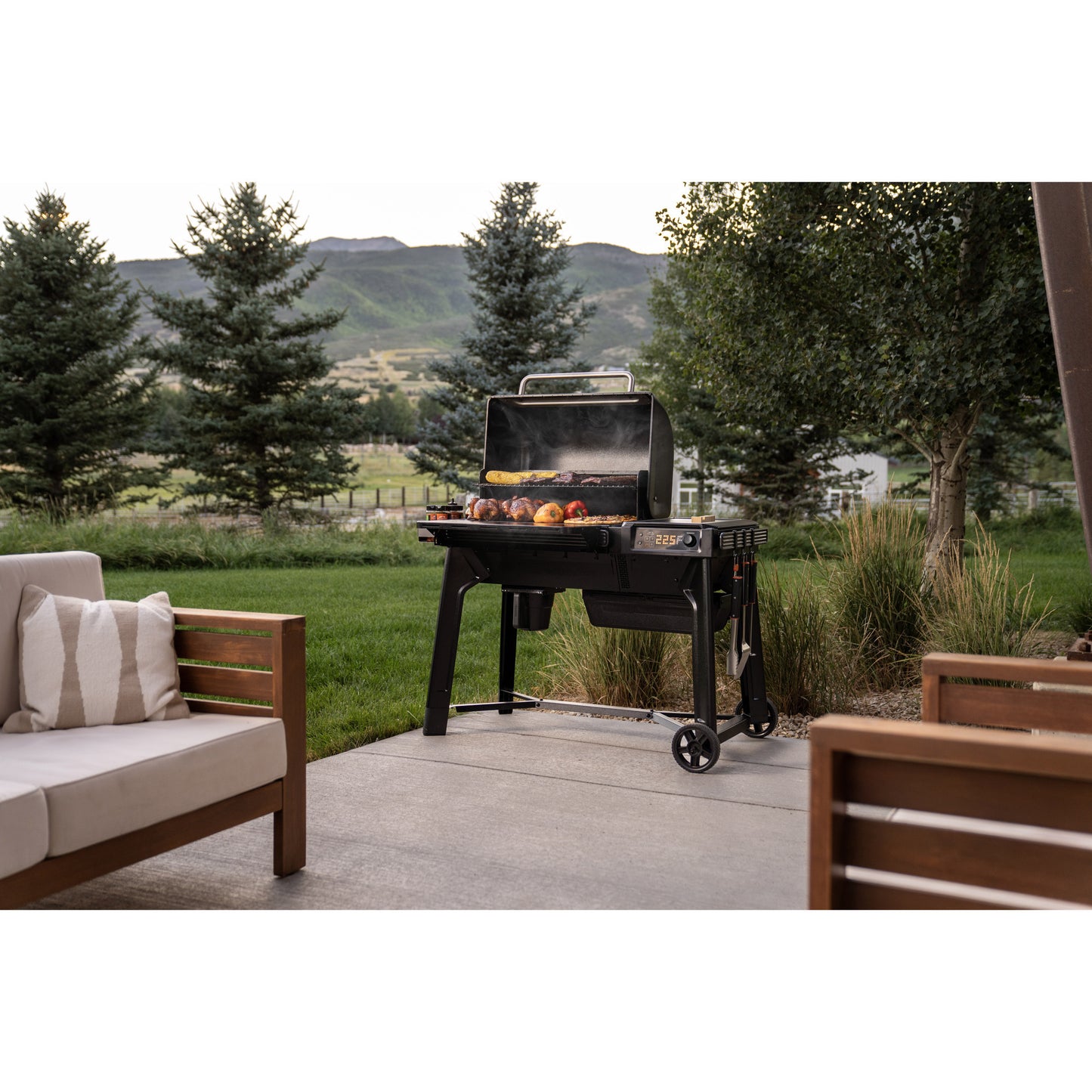 Traeger Woodridge Pelletgrill (schwarz, WLAN)