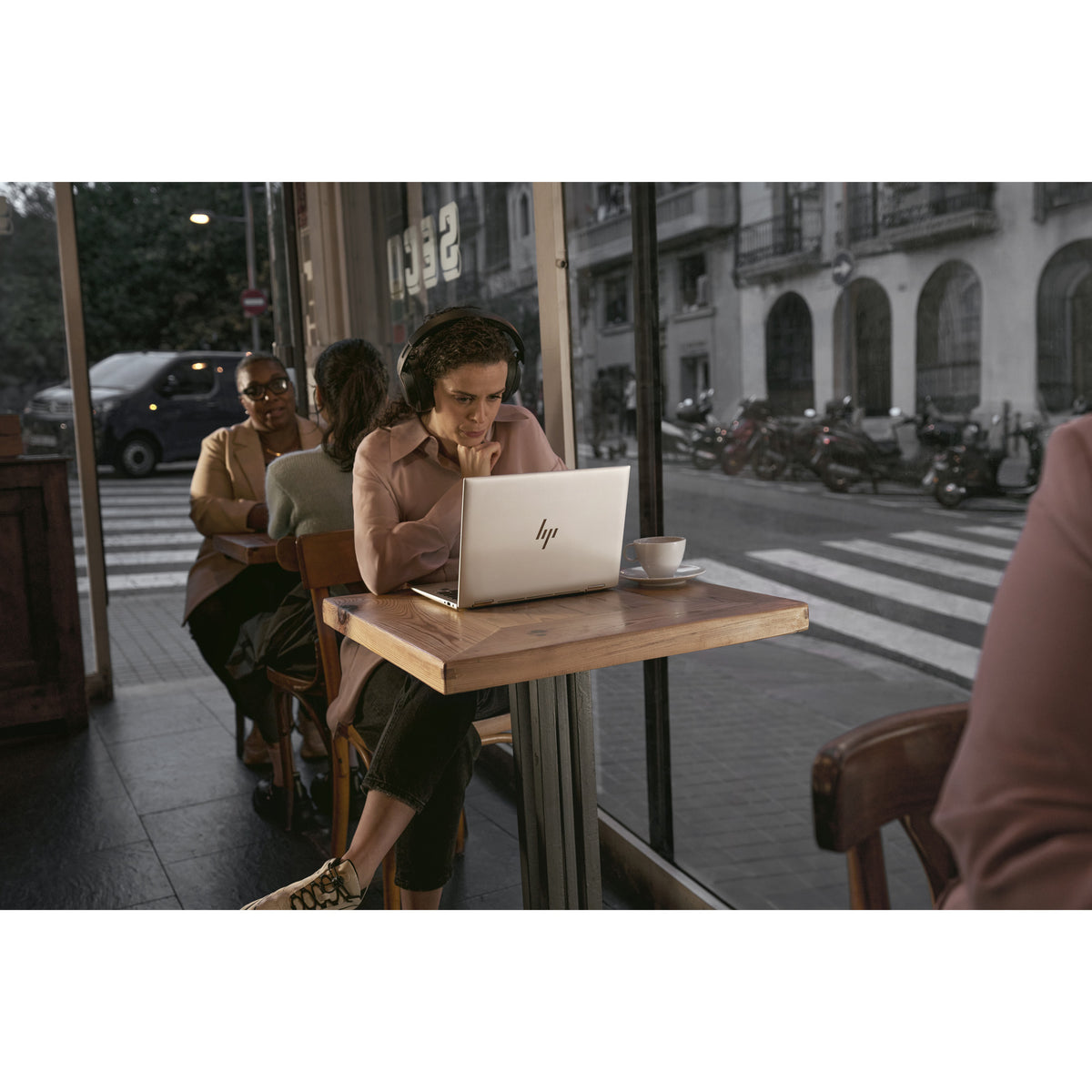 HP Elitebook 8 G1i (ad3t7et) 16 Copilot+ Laptop (Silber | Core Ultra 7 258 V | Intel Arc-Grafik | 32 GB | 1 TB SSD)
