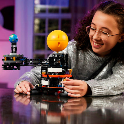 LEGO Technic 42179 Planet Erde und in der Umlaufbahn