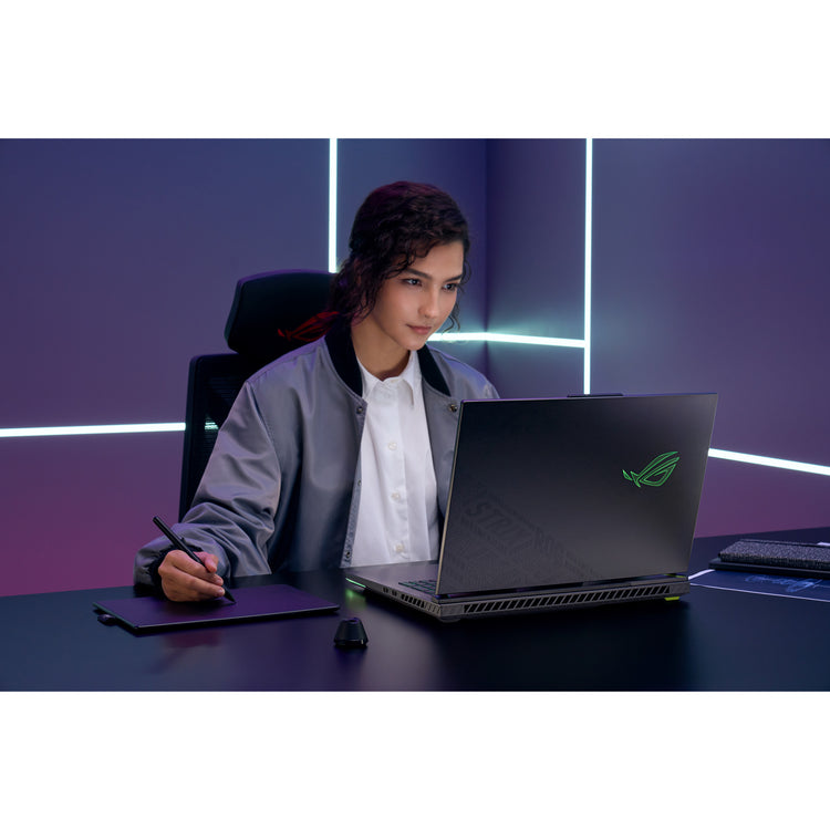 Asus ROG Strix G18 G814PM-S8009W 18 Gaming Laptop (Grau | R9 7940HX | RTX 5060 | 16 GB | 1 TB SSD)