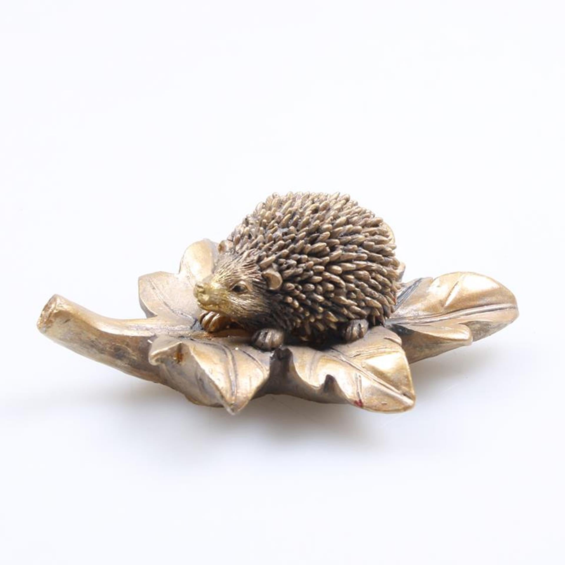 Von der Jahreszeit inspirierte Dekorationsstatue Igel auf Blattgold L10cm
