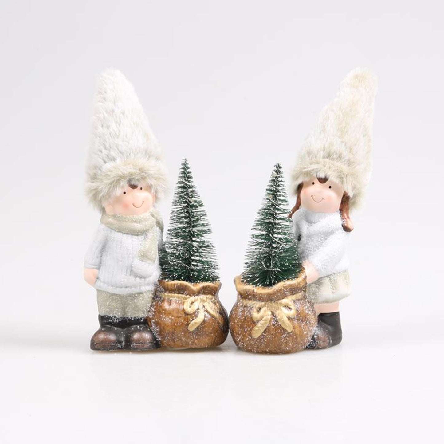 Von der Jahreszeit inspirierte Dekoration Junge oder Mädchen mit grünem Weihnachtsbaum