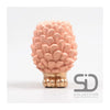Von der Jahreszeit inspirierte Deko-Vase mit Tannenzapfen auf Sockel, 12 cm, beige-rot