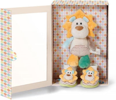 Stoff Löwe mit Babyausschöpfen in der Geschenkbox