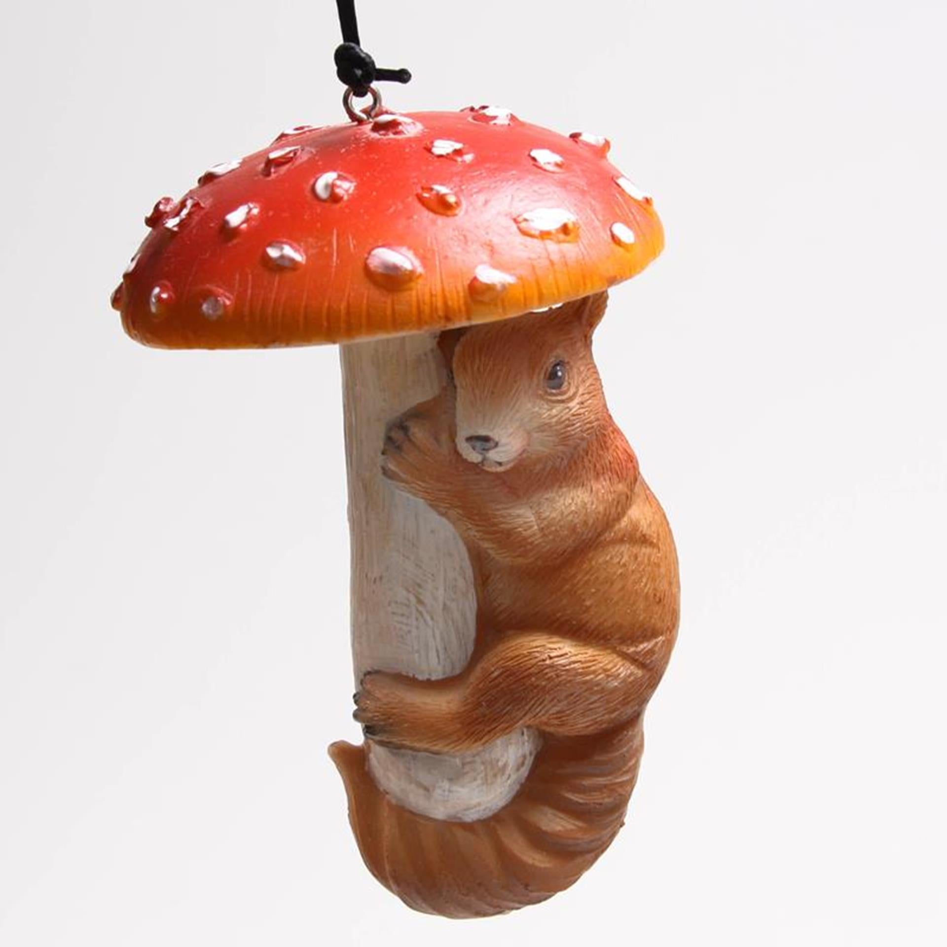 Bauernhoftiere, Eichhörnchen, hängend an einem Pilz, 6,5 x 10 cm