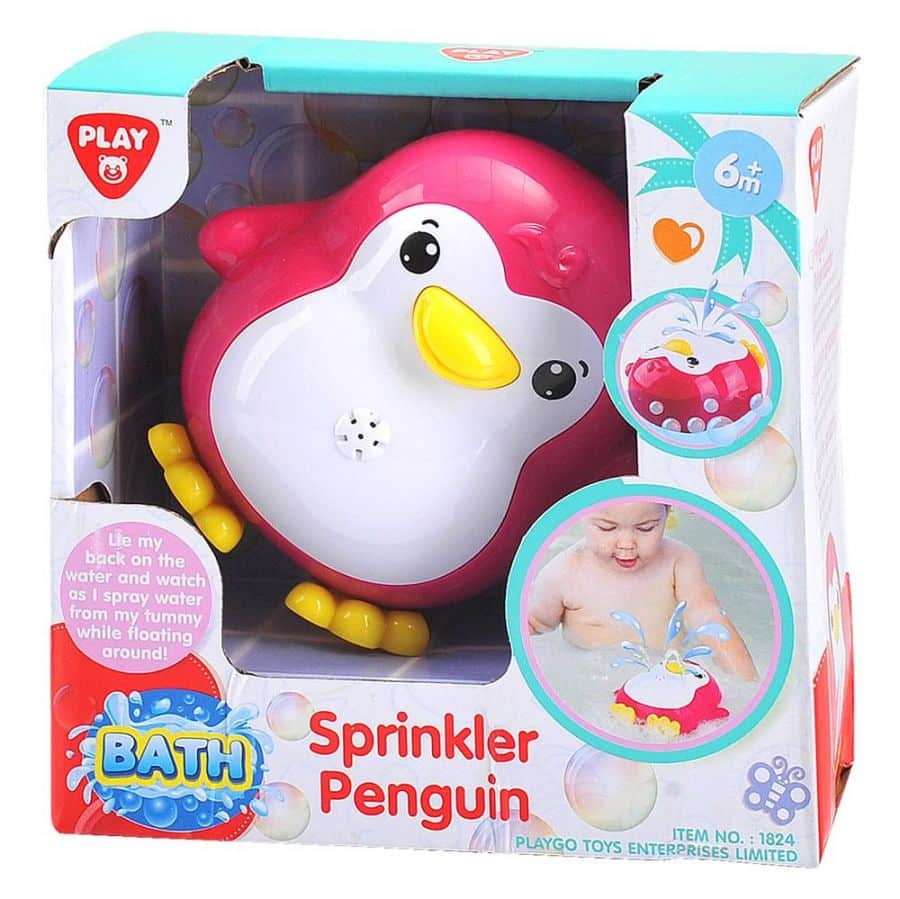 Badpinguin mit Wasser spritzen