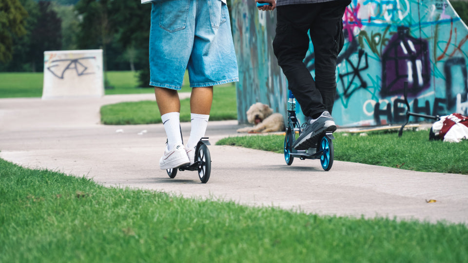 Sechs Grad 2-Rad-Roller mit vorderer faderfaltbarer Fußbremse schwarz